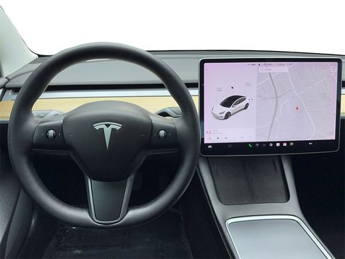 Used 2021 Tesla Model 3 Standard Range Plus image 17