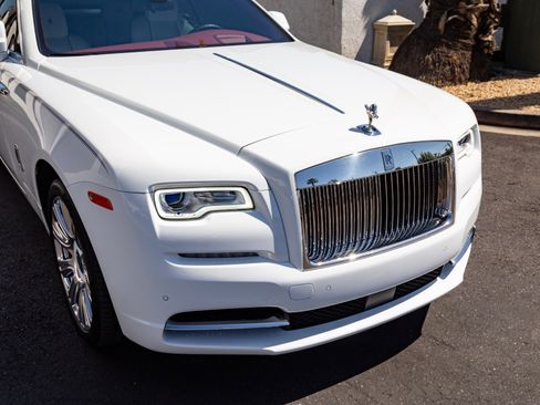 Used 2017 Rolls-Royce Dawn image 25