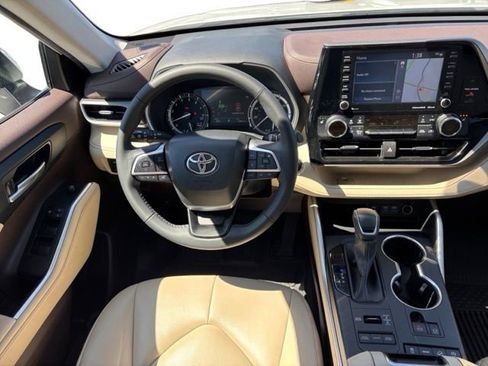 Used 2022 Toyota Highlander XLE AWD/4WD image 14