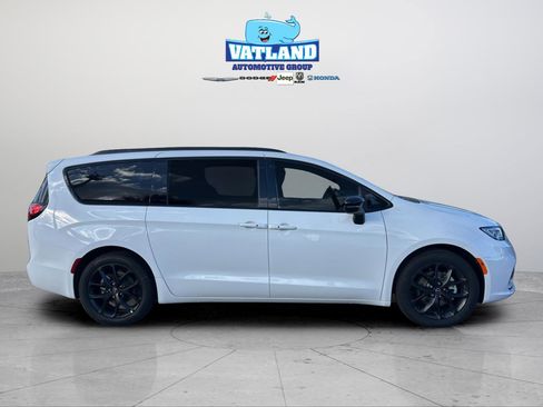 New 2026 Chrysler Pacifica Select w/ S Appearance Package image 6