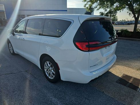 Used 2023 Chrysler Pacifica Touring-L FWD image 4