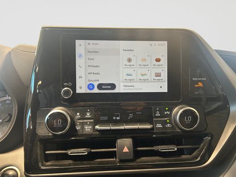 Used 2024 Toyota Highlander LE AWD/4WD image 18