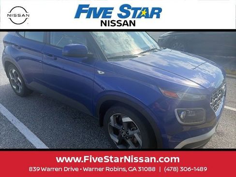 Used 2023 Hyundai Venue Limited FWD image 1