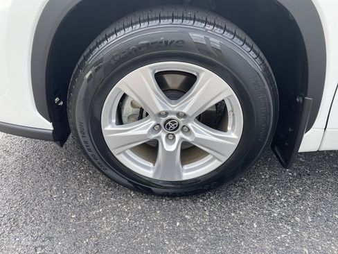 Used 2023 Toyota Highlander L image 29