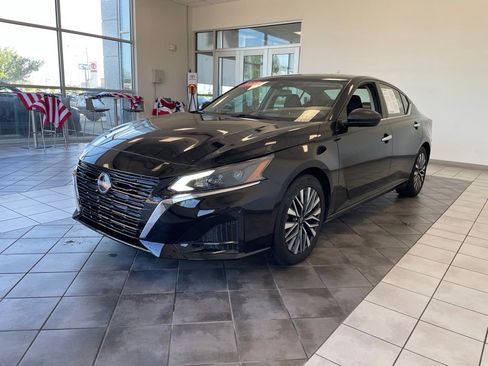 Used 2024 Nissan Altima 2.5 SV FWD image 2
