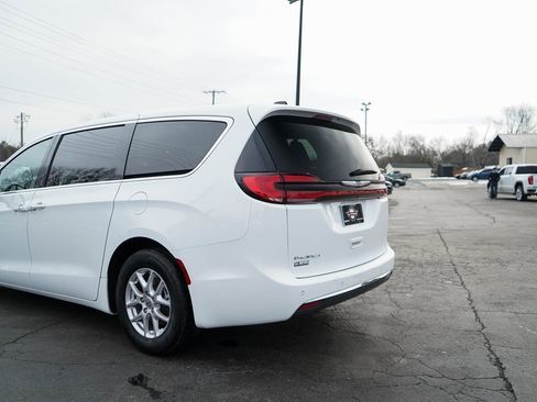 Used 2024 Chrysler Pacifica Touring-L image 30