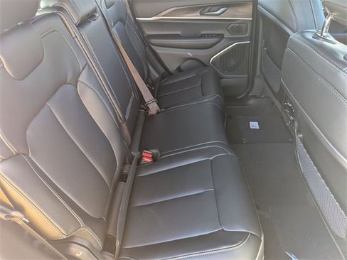 New 2025 Jeep Grand Cherokee Limited w/ Luxury Tech Group II image 31