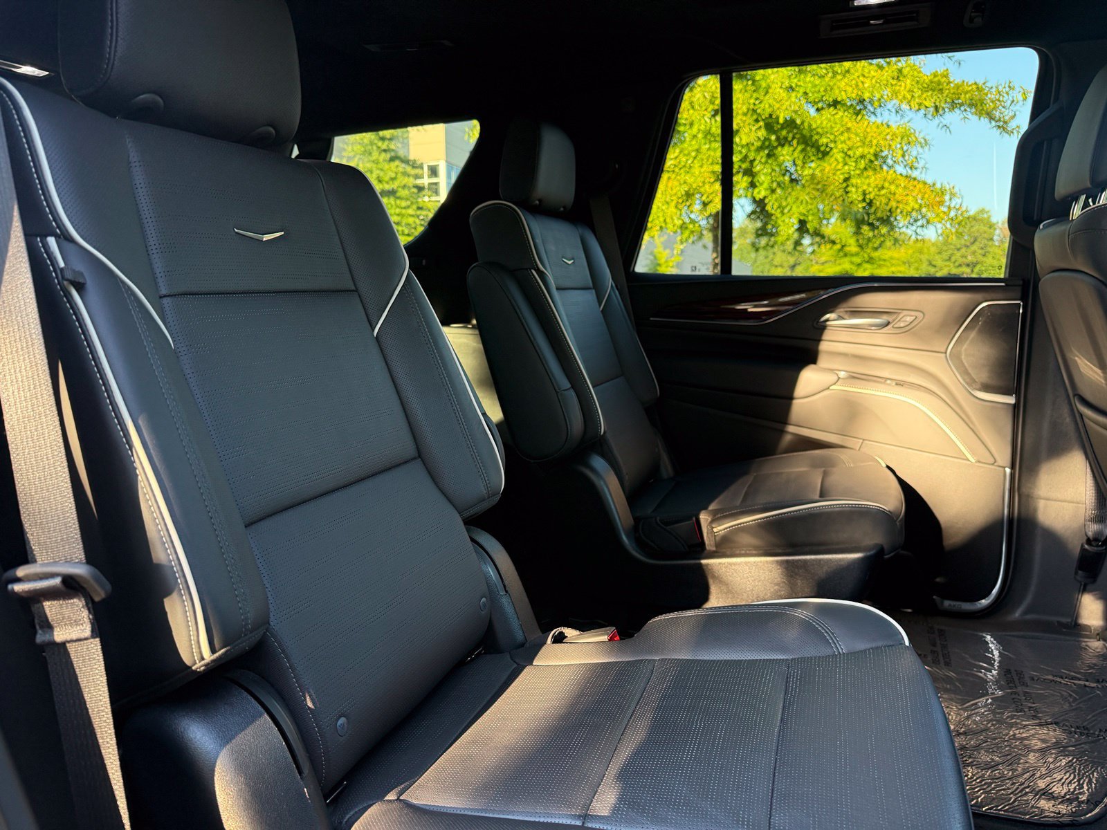 Used 2022 Cadillac Escalade Premium Luxury AWD/4WD image 42