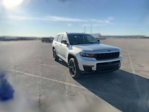 New 2025 Jeep Grand Cherokee L Limited w/ Black Appearance Package image 17