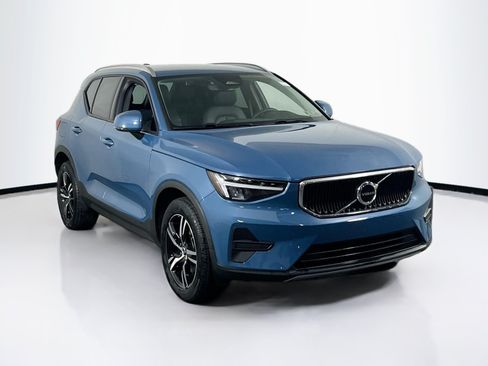 Used 2023 Volvo XC40 B5 Core w/ Convenience Package AWD/4WD image 3