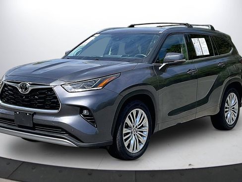 Used 2023 Toyota Highlander Platinum FWD image 4