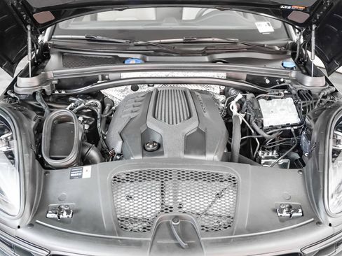 Certified 2025 Porsche Macan image 13