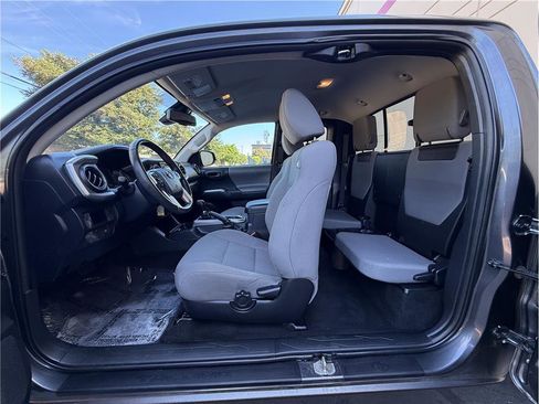 Used 2018 Toyota Tacoma SR5 AWD/4WD image 22
