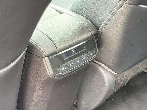 Used 2021 Toyota Highlander XLE AWD/4WD image 28