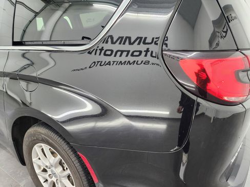 Used 2024 Chrysler Pacifica Touring-L image 31