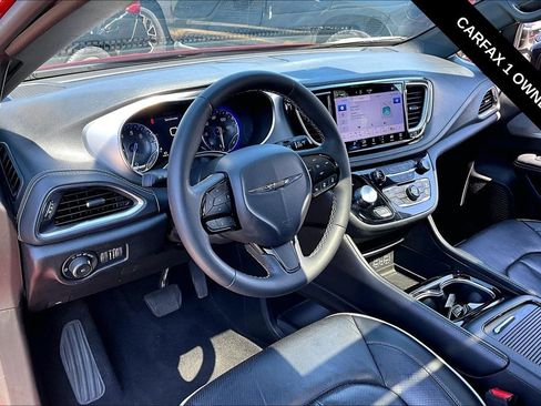 Used 2025 Chrysler Pacifica Limited FWD image 5