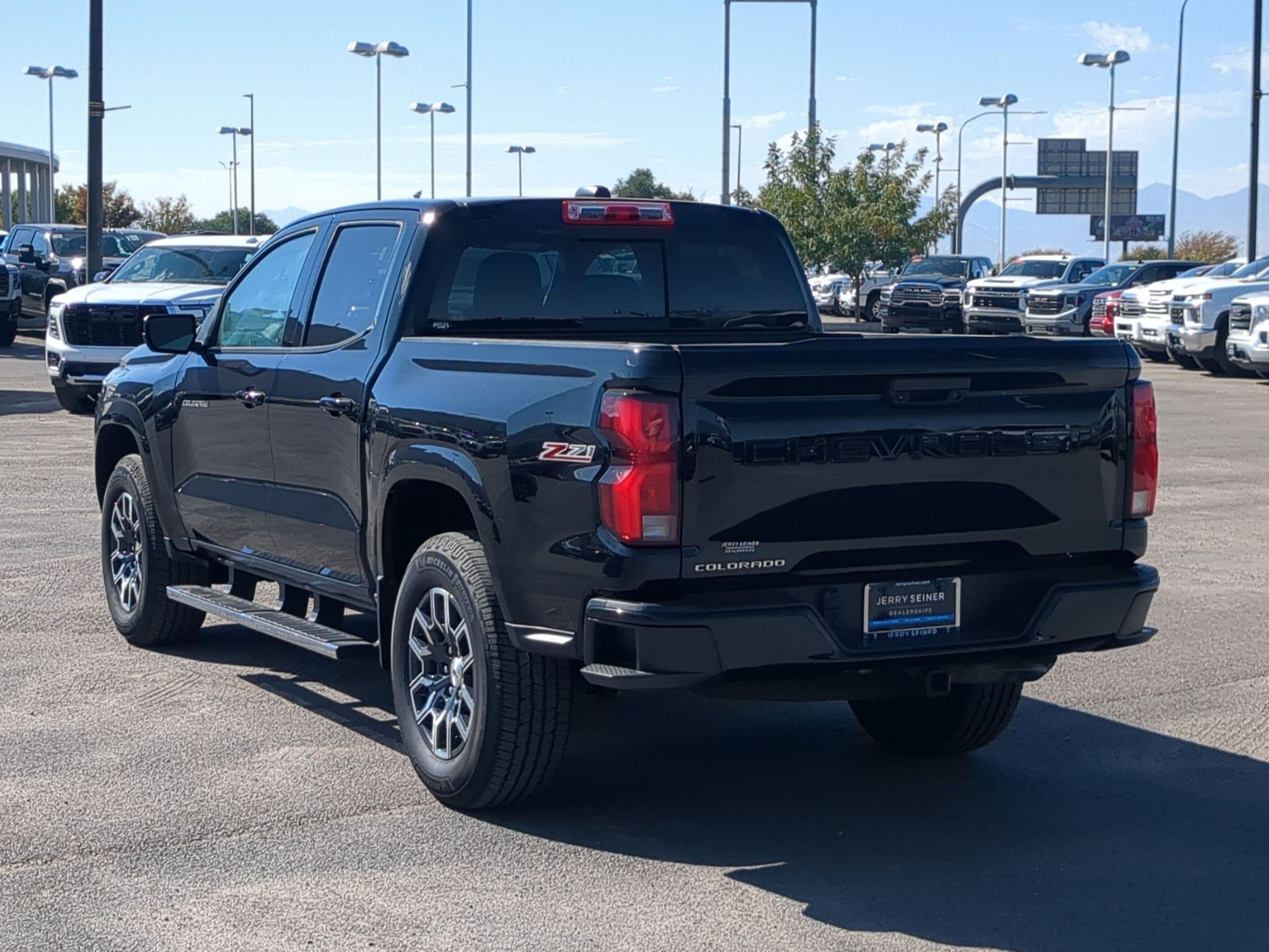 Used 2023 Chevrolet Colorado Z71 w/ Z71 Convenience Package 2 AWD/4WD image 3
