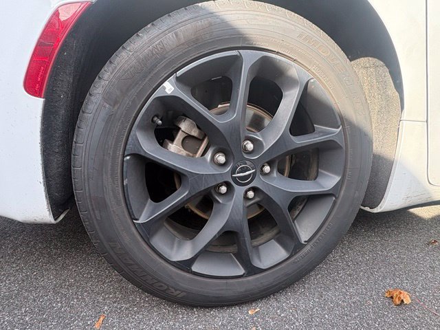 Used 2025 Chrysler Pacifica Limited FWD image 3