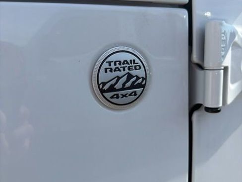 Used 2023 Jeep Gladiator Overland AWD/4WD image 11
