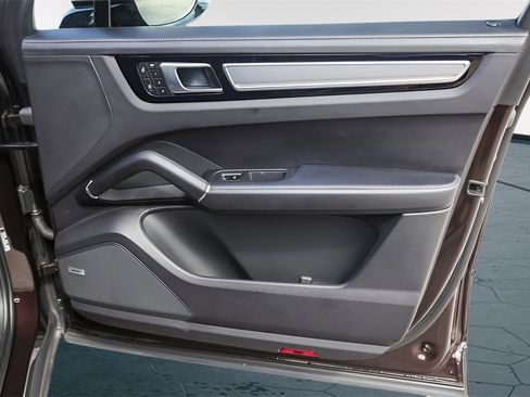 Used 2022 Porsche Cayenne Platinum Edition image 32