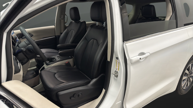 Used 2024 Chrysler Pacifica Limited FWD image 9