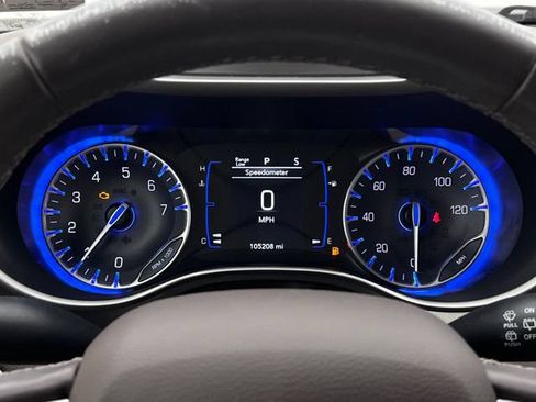 Used 2018 Chrysler Pacifica Touring-L w/ Premium Audio Group FWD image 23