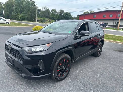 Used 2020 Toyota RAV4 LE AWD/4WD image 3