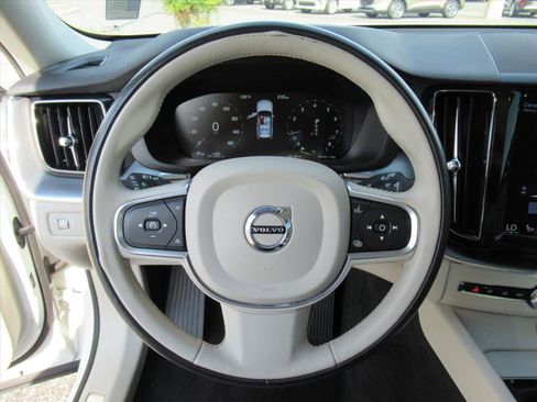 Used 2018 Volvo XC60 T6 Momentum w/ Convenience Package image 16
