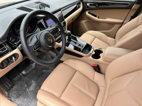 Used 2025 Porsche Macan image 4