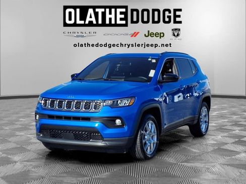 Used 2024 Jeep Compass Latitude w/ Sun and Sound Group AWD/4WD image 1