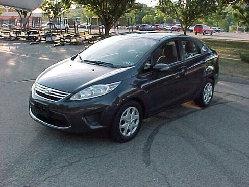 Used 2013 Ford Fiesta SE w/ Super Fuel Economy Pkg FWD image 4