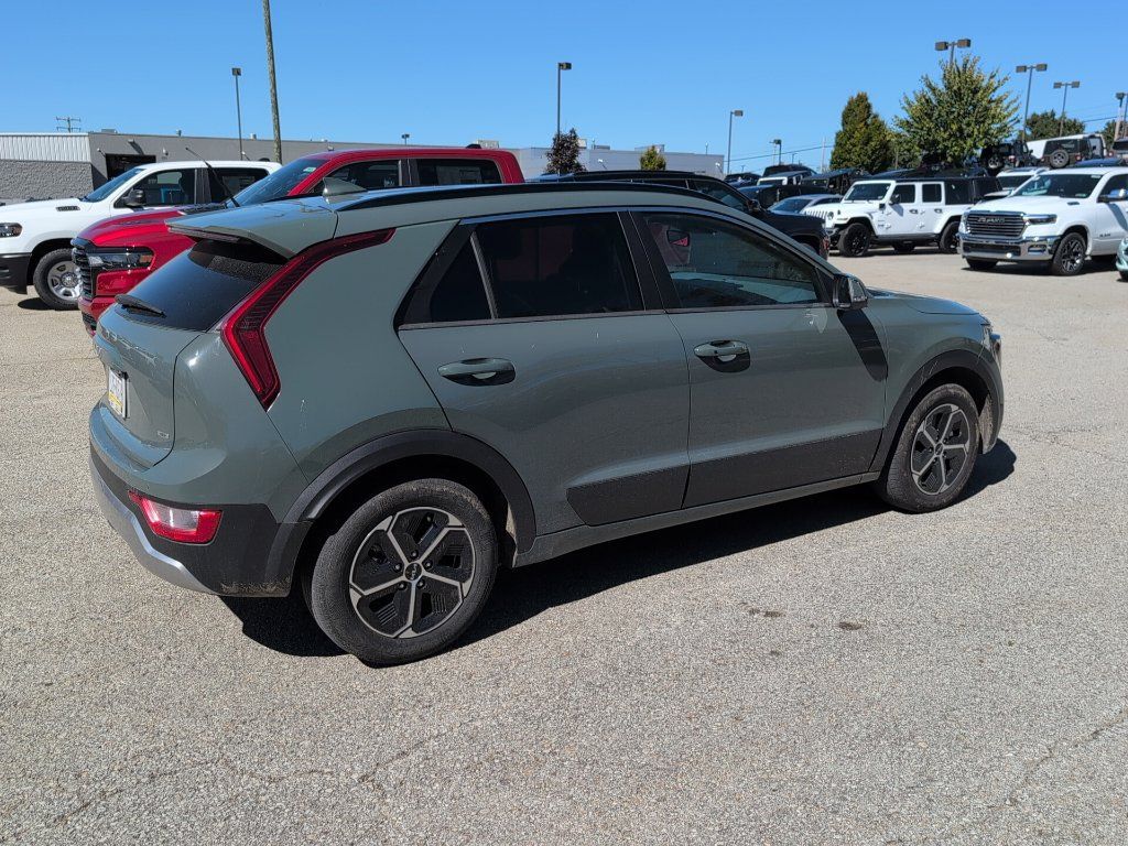 Used 2024 Kia Niro EX FWD image 5