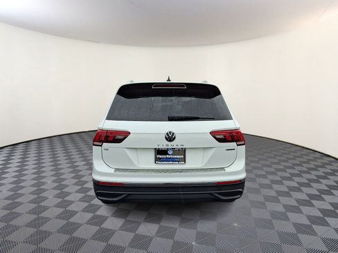 Used 2024 Volkswagen Tiguan SE w/ Panoramic Sunroof Package image 6