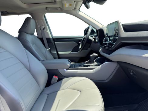 Used 2022 Toyota Highlander XLE FWD image 17