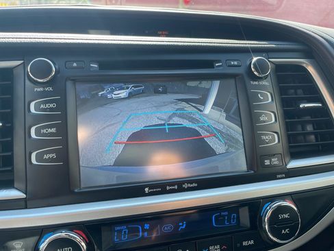 Used 2017 Toyota Highlander XLE AWD/4WD image 18