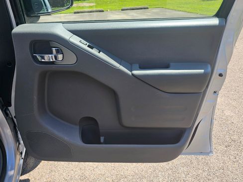 Used 2015 Nissan Frontier SV w/ SV Value Truck Package RWD image 15