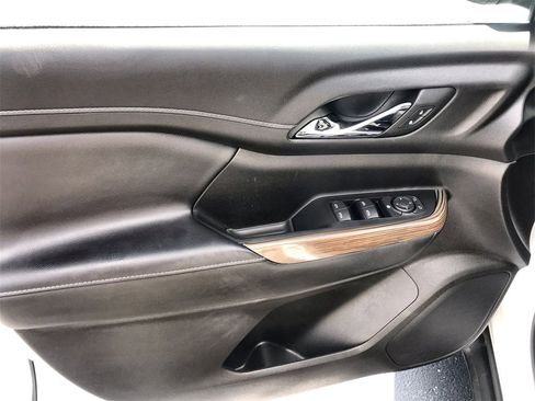 Used 2023 GMC Acadia SLE image 13