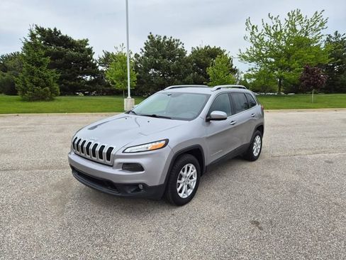 Used 2017 Jeep Cherokee Latitude w/ Cold Weather Group AWD/4WD image 1