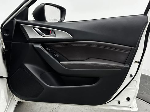 Used 2018 MAZDA MAZDA3 Touring image 31