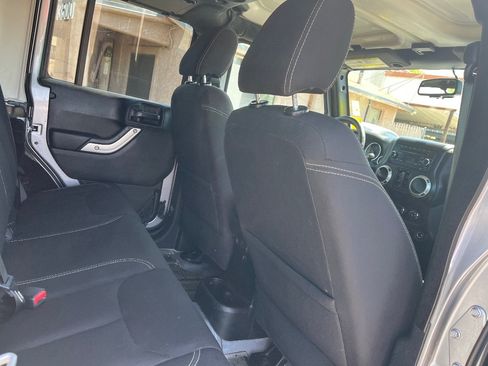 Used 2018 Jeep Wrangler Unlimited Sahara w/ Connectivity Group AWD/4WD image 29