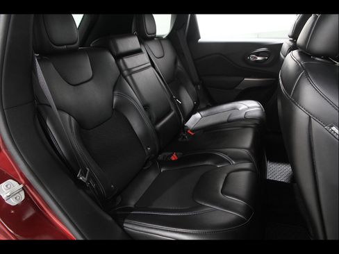 Used 2019 Jeep Cherokee Latitude Plus w/ Cold Weather Group AWD/4WD image 18