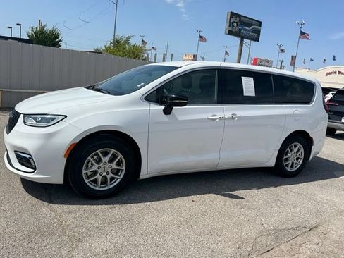 Used 2025 Chrysler Pacifica Select FWD image 3