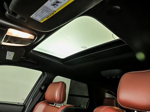 Used 2018 Dodge Durango SRT w/ SRT Interior Appearance Group AWD/4WD image 19