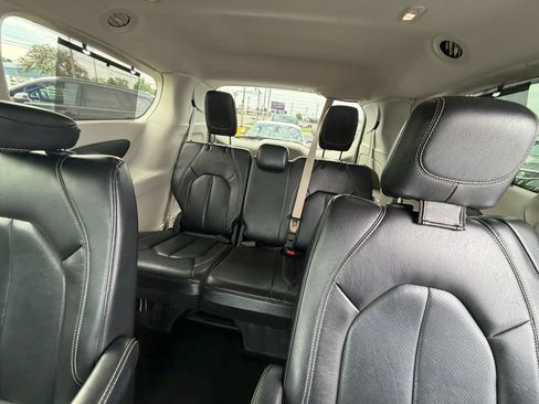 Used 2022 Chrysler Pacifica Touring-L FWD image 7