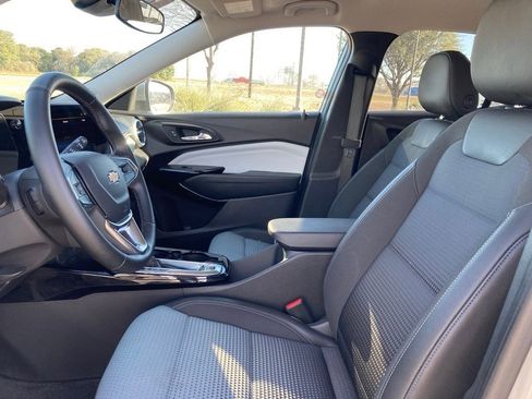 Used 2025 Chevrolet Trax LT w/ LT Convenience Package image 9