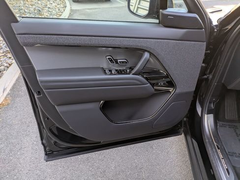 Used 2025 Land Rover Range Rover Sport image 14