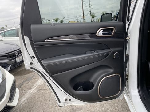 Used 2015 Jeep Grand Cherokee Overland image 18