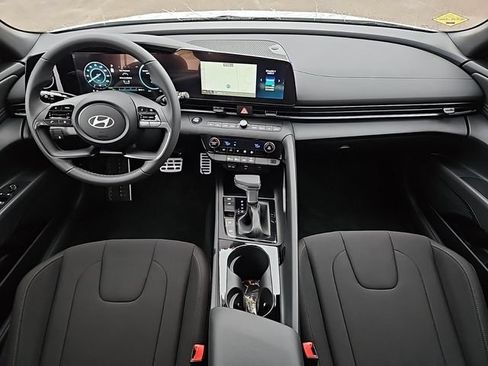 Used 2025 Hyundai Elantra SEL FWD image 9