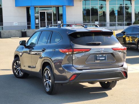 Used 2021 Toyota Highlander XLE image 7
