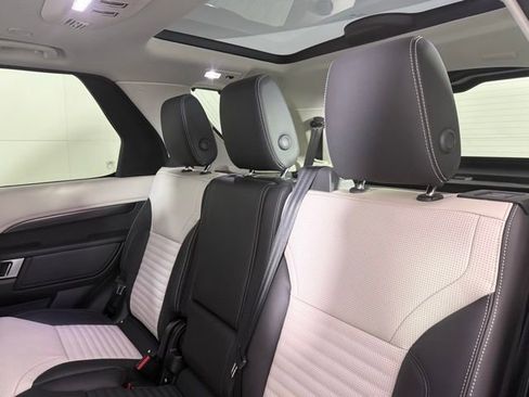 New 2025 Land Rover Discovery Metropolitan Edition image 24